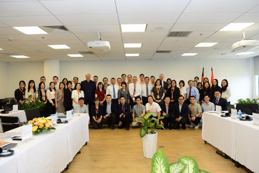 Thứ trưởng Bộ GD&ĐT Nguyễn Văn Phúc chụp ảnh cùng các học viên tham gia khóa học. Ảnh: VGU.