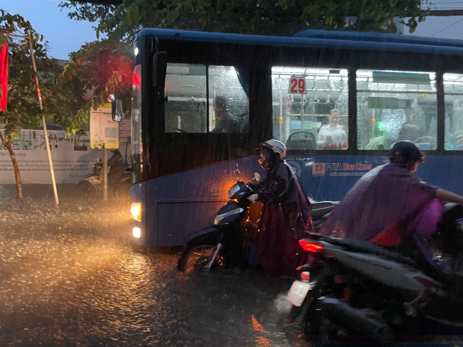 Xe buýt bị mắc kẹt vì đường quá sâu. c2e9beee6274eb2ab265.jpg