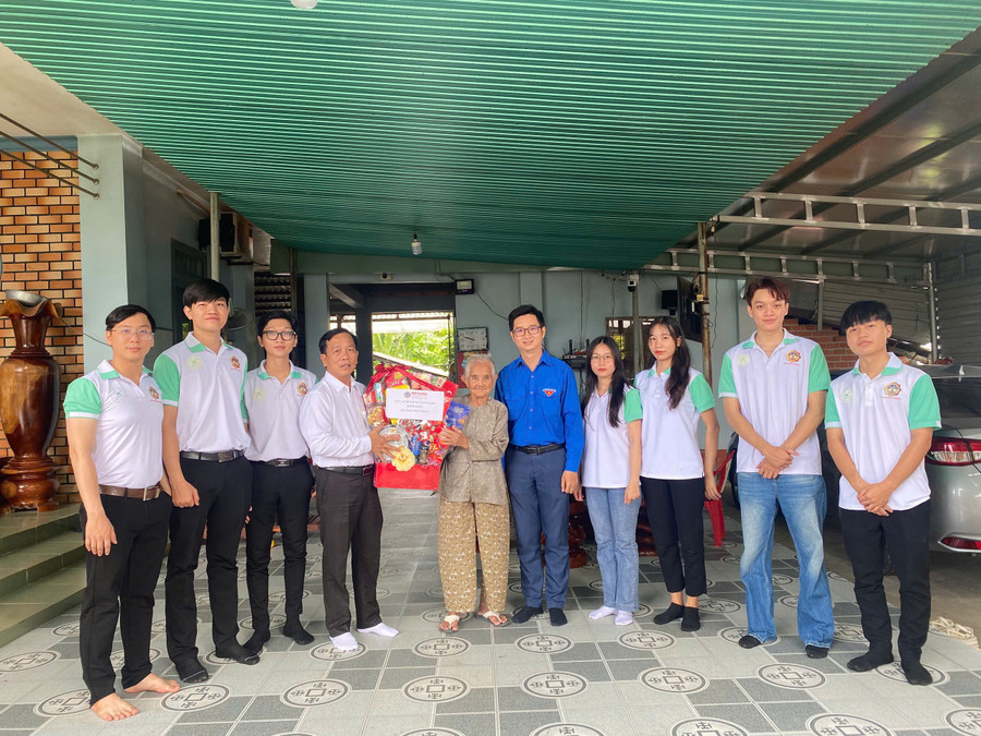 Dược sĩ Từ Hữu Công, Chủ nhiệm CLB Thuốc và Sức khỏe tặng quà cho bà mẹ Việt Nam Anh Hùng. Ảnh: Phúc Uyên. 3450753275790361828.jpg