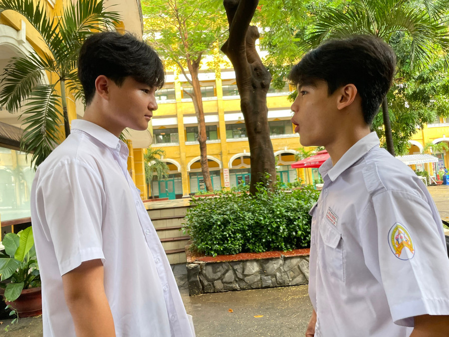 Hai nam sinh trao đổi đáp án bài thi sau khi kết thúc môn thi chuyên. Ảnh: Hà An. 289266a44a6afe34a77b.jpg