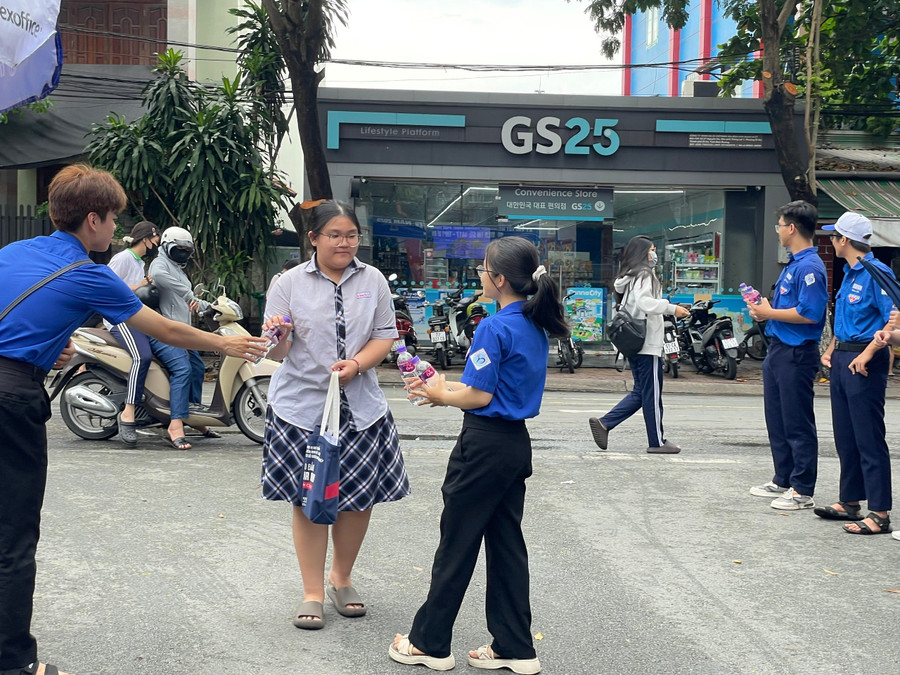 Những học sinh đầu tiên đến điểm thi Trường THPT Dĩ An. 6d4fc954b98a0ed4579b.jpg