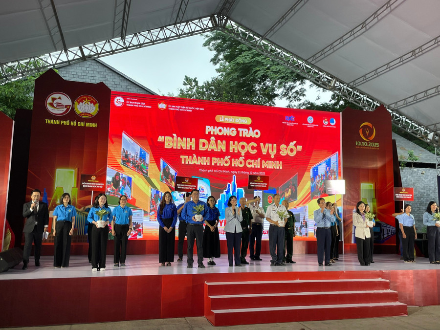 Đội hình "Bình dân học vụ số" của các đoàn thể sẽ tham gia phổ cập kiến thức công nghệ cho người dân. Ảnh: Hà An. d054fd3707548a0ad345.jpg