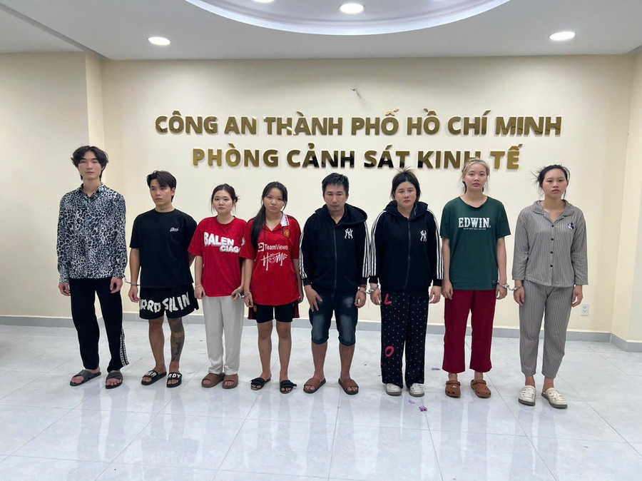 Huỳnh Văn Lực (ngoài cùng bên trái) tại cơ quan điều tra. (Ảnh: Công an TPHCM) 59ef5eb904648d3ad475.jpg