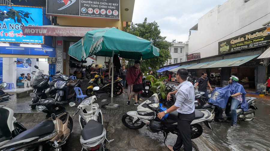 Xe chết máy khiến nhiều người dân phải vào tiệm sửa xe để kiểm tra. ngap-46-4.jpg