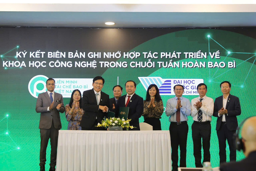 ĐH Quốc gia TPHCM ký kết hợp tác với Liên minh tái chế bao bì Việt Nam. Ảnh: Phúc Uyên. lien-minh-tai-che-2.jpg