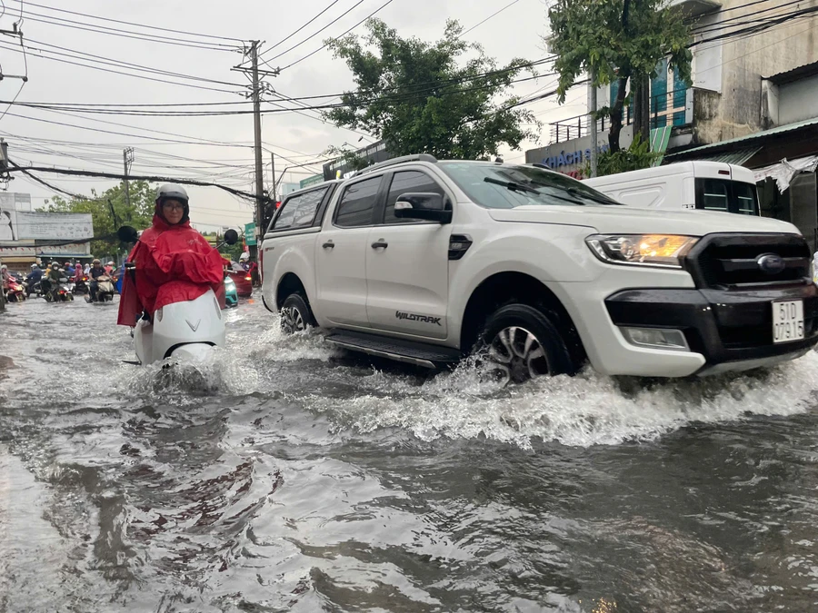 Đường Hiệp Bình đoạn giao với Quốc lộ 13, phường Hiệp Bình Phước, TP Thủ Đức ngập nửa bánh xe khiến người dân khó khăn khi đi lại.