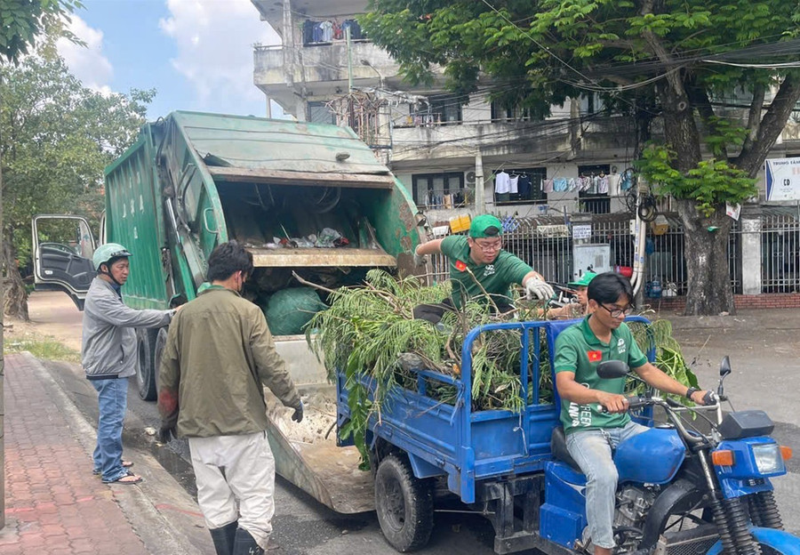 Rác sau khi thu gom được đưa lên xe chuyên dụng chở đến bãi tập kết. Ảnh: Phúc Uyên. 6d2fb48a0f74862adf65.jpg
