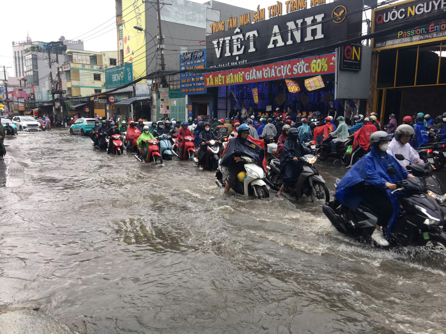 Đường Lê Văn Việt, TP Thủ Đức cũng ngập nặng sau cơn mưa. ngap-le-van-viet.jpg