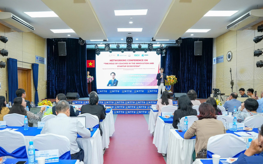 Chuyên gia nước ngoài giảng dạy trong chương trình đào tạo HLV khởi nghiệp tại Trường Đại học Nguyễn Tất Thành.