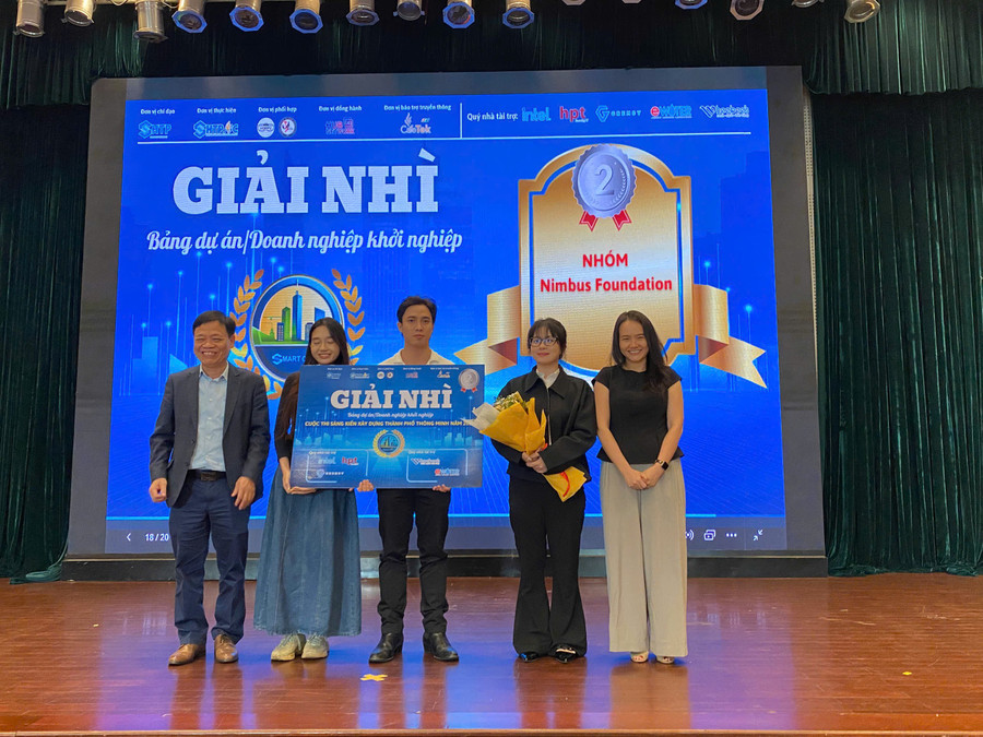 Nhóm dự án giành giải cao nhất bảng dự án khởi nghiệp. Ảnh: Phúc Uyên.