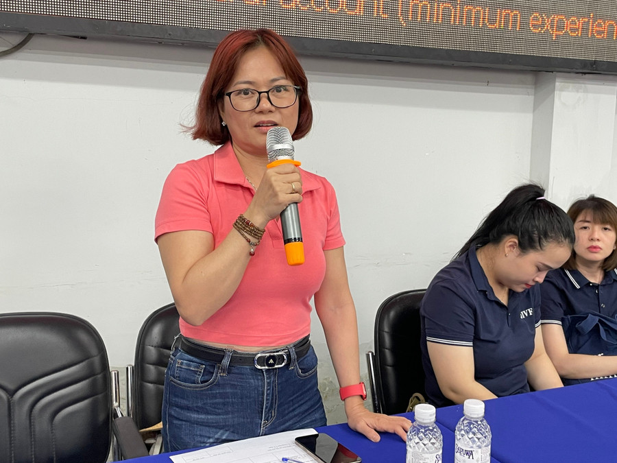 Đại diện doanh nghiệp giới thiệu nhu cầu tuyển dụng lao động của đơn vị mình tại ngày hội. Ảnh: Hà An. ngay-hoi-viec-lam-1-1.jpg