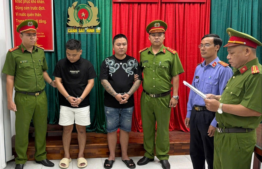 Công an TPHCM đọc lệnh bắt Nguyễn Vũ Hảo (thứ 3 từ trái sang) và đồng phạm. (Ảnh: Công an TPHCM)