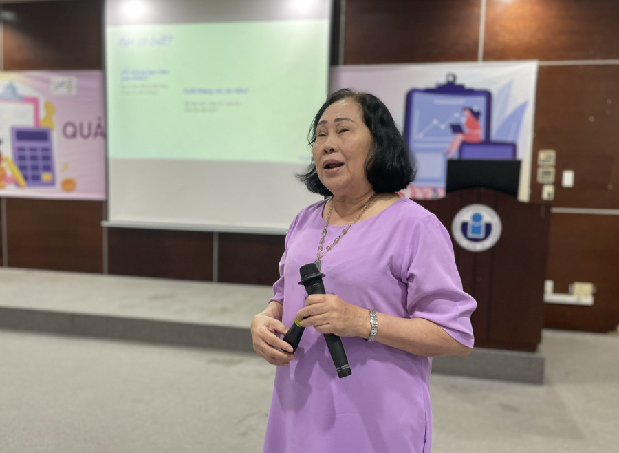 PGS.TS Võ Thị Quý chia sẻ với học sinh kinh nghiệm quản lý tài chính cá nhân. Ảnh: Hà An.