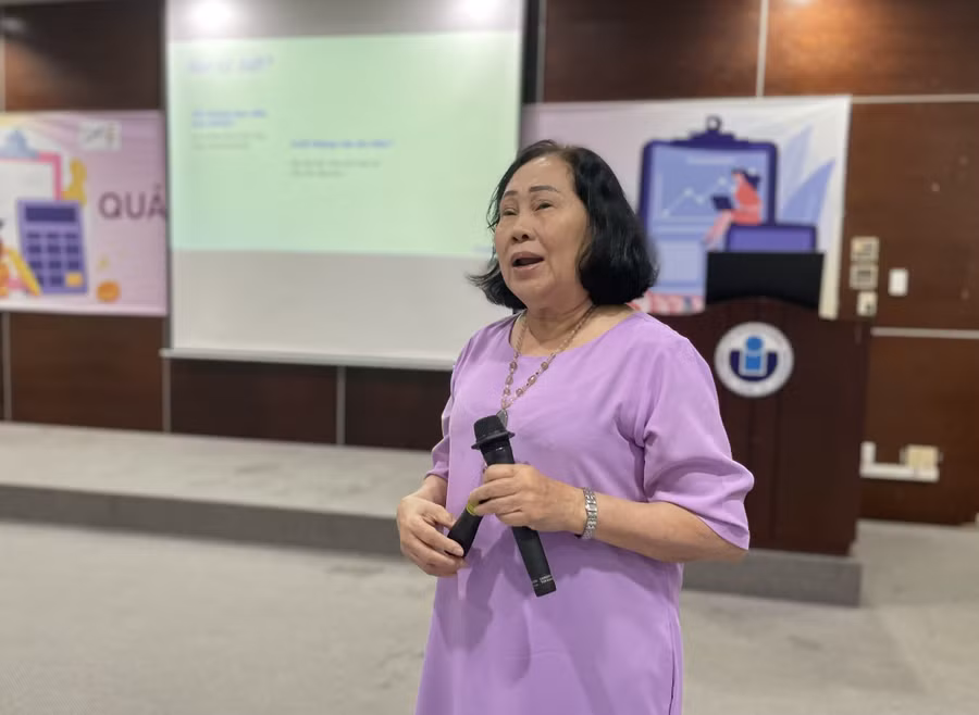 PGS.TS Võ Thị Quý chia sẻ với học sinh kinh nghiệm quản lý tài chính cá nhân. Ảnh: Hà An.