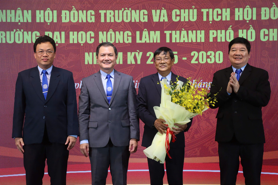 Các thành viên Ban giám hiệu Trường ĐH Nông Lâm TPHCM tặng hoa chúc mừng TS Bùi Ngọc Hùng. Ảnh: Hà An. 4f680828b6793e276768.jpg
