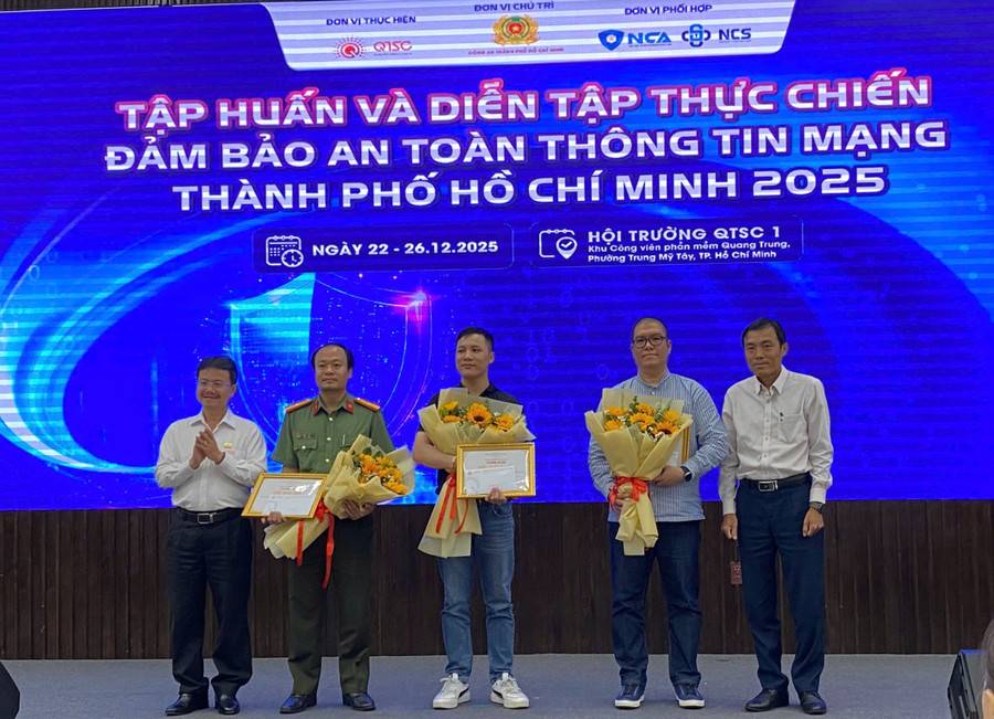 Ban tổ chức trao giấy khen cho đại diện các đội xuất sắc đạt giải trong khóa diễn tập thực chiến. Ảnh: Phúc Uyên.