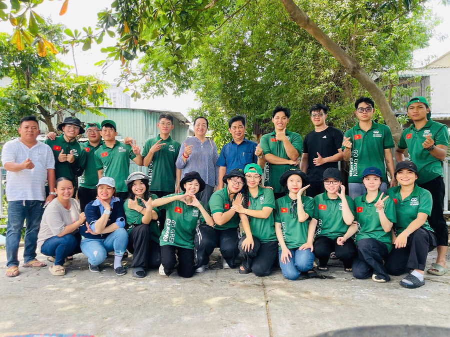 Một số thành viên nhóm tình nguyện chụp hình với đại diện UBND phường Bình Quới và người dân. Ảnh: Phúc Uyên. edd0c6cbb932306c6923.jpg