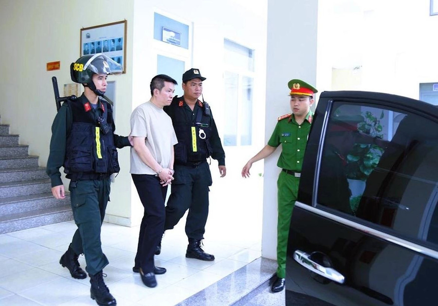 Công an bắt tạm giam Nguyễn Quốc Vũ. (Ảnh: Công an Đồng Nai).