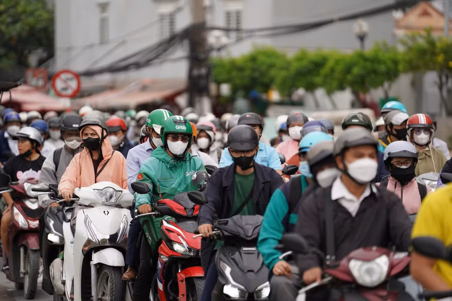 Người dân vất vả nhích từng chút tại các đường xung quanh đường dẫn cao tốc TPHCM - Long Thành - Dầu Giây.