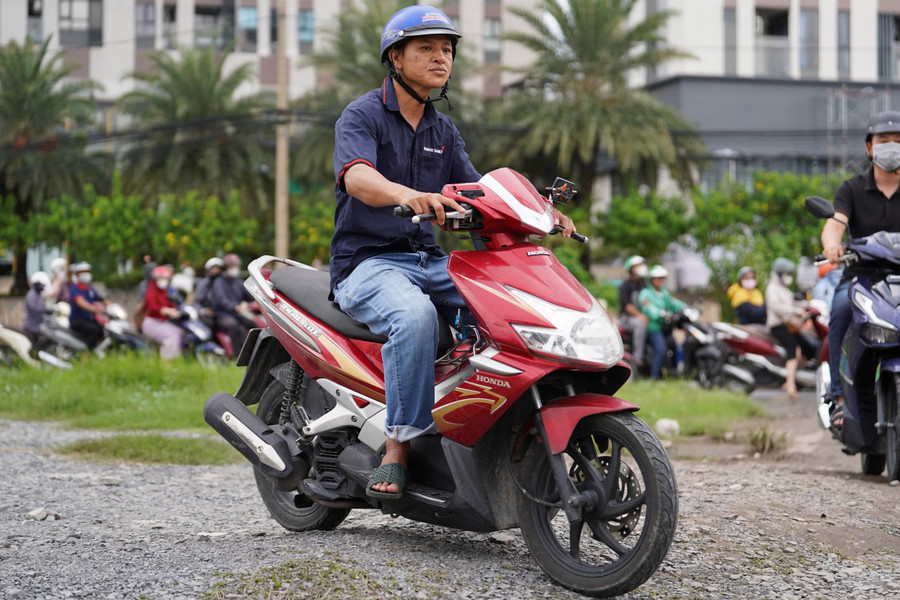 Một số người dân leo lên vỉa hè để vượt qua khu vực ùn tắc. un-tac-duong-dan-cao-toc-4.jpg