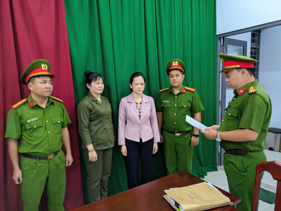 Công an TPHCM đọc lệnh tạm giữ hình sự Nguyễn Thị Tuyết Chinh. (Ảnh: Công an TPHCM).