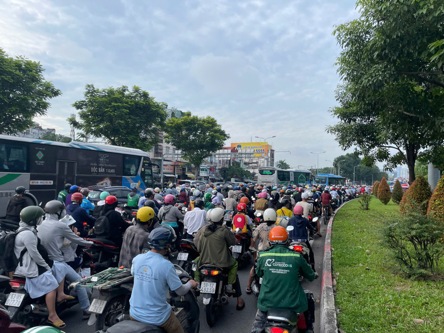 Dòng xe đông đúc chờ lên cầu Bình Triệu 2. b9944d4597011c5f4510.jpg