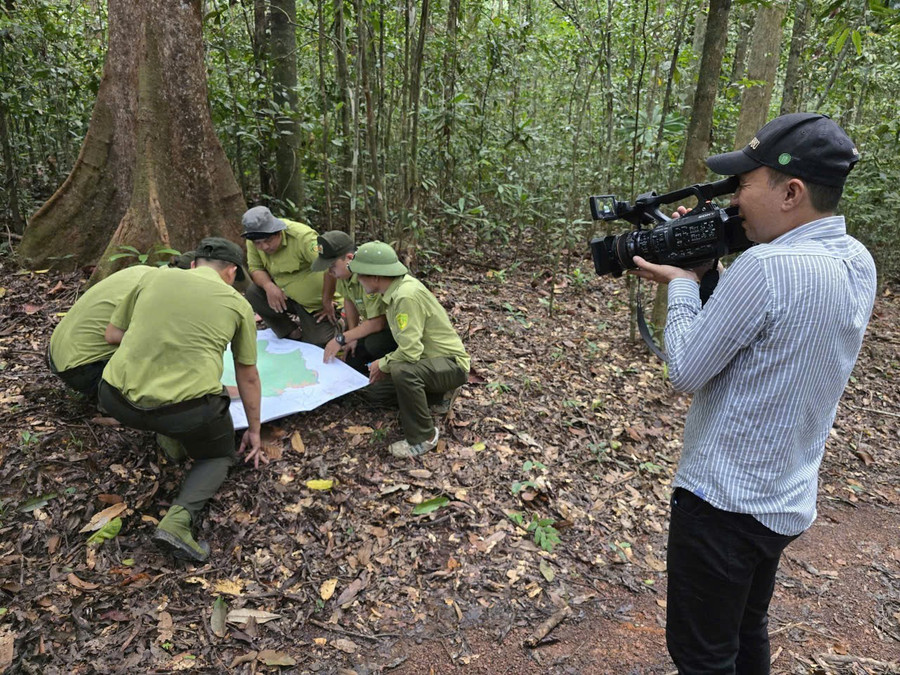 Phóng viên Lê Thành Nhân trong một lần tác nghiệp cùng lực lượng Kiểm lâm. Ảnh: NVCC.