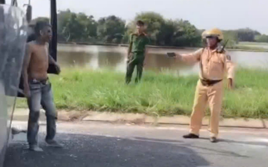 Lực lượng Công an vây ráp khống chế tài xế. (Ảnh: Công an Tây Ninh). chong-doi-ma-tuy-da.jpg