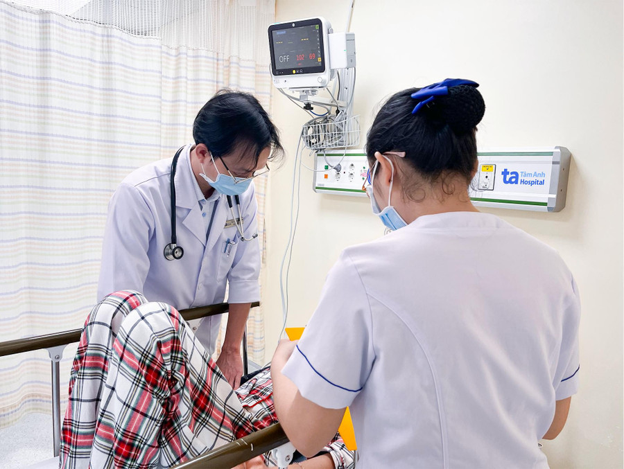 Bệnh nhân bị ngộ độc thực phẩm do ăn bánh mì được điều trị tại bệnh viện ở TPHCM. Ảnh: BVTA.