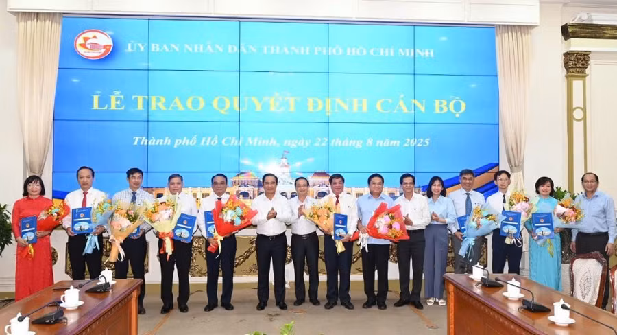 Chủ tịch UBND TPHCM trao quyết định bổ nhiệm lãnh đạo Ban Quản lý các Khu chế xuất khu công nghiệp TPHCM. (Ảnh: Cổng TTĐT TPHCM)