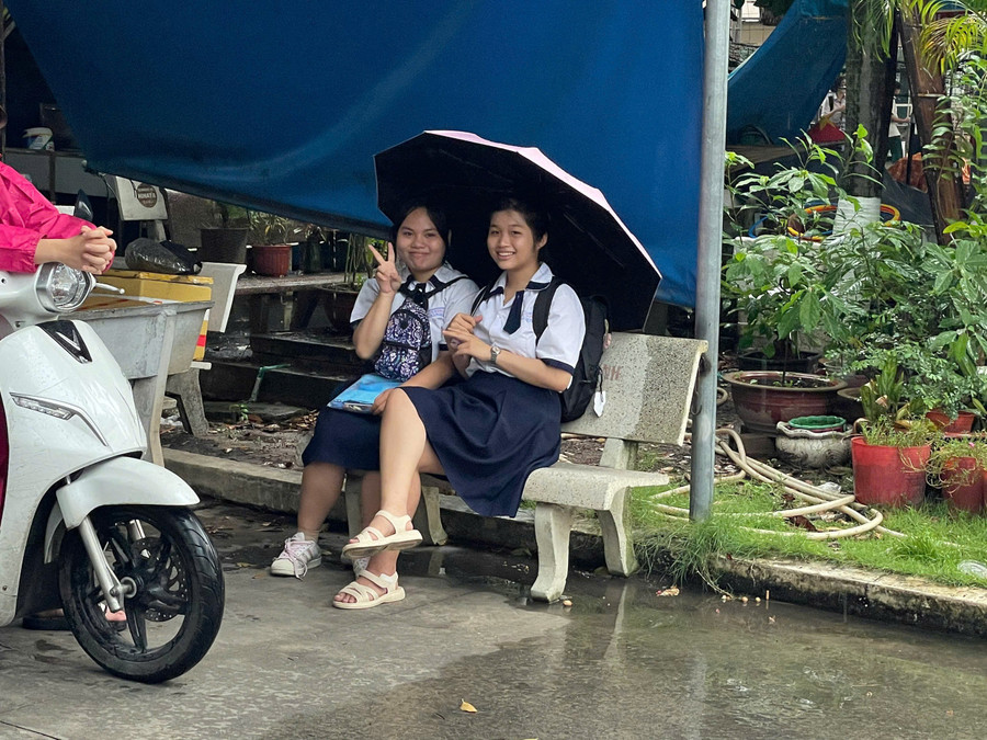 Nữ sinh rạng rỡ sau khi thi môn Toán Kỳ thi tốt nghiệp THPT năm 2025 tại điểm thi Trường THPT Dĩ An. 2b532a4ecd957acb2384.jpg