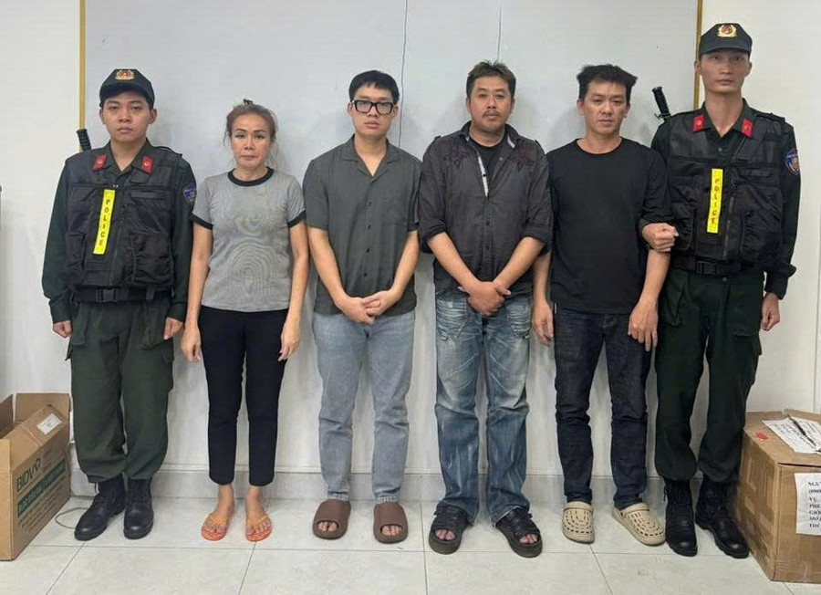 Nhóm sản xuất, tiêu thụ gas giả tại cơ quan Công an. (Ảnh: Công an TPHCM).