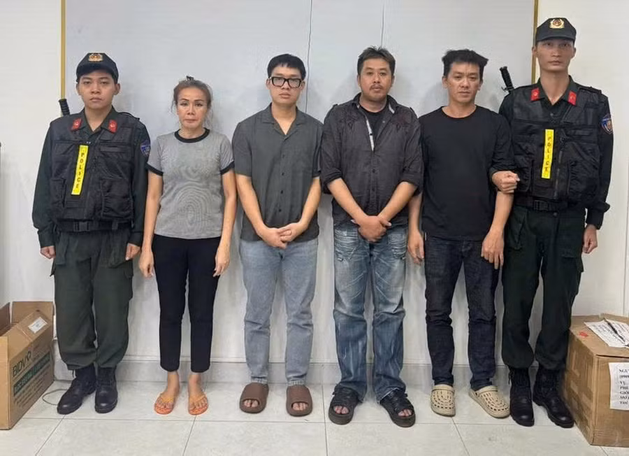 Nhóm sản xuất, tiêu thụ gas giả tại cơ quan Công an. (Ảnh: Công an TPHCM).