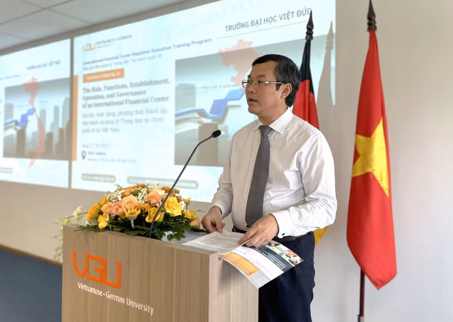 Thứ trưởng Bộ GD&ĐT Nguyễn Văn Phúc phát biểu tại lễ khai giảng khóa đào tạo. Ảnh: Hà An.