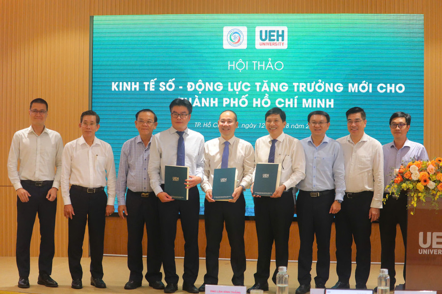 Đại diện Sở Khoa học và Công nghệ TPHCM, Đại học Kinh tế TPHCM và cơ quan Thống kê TPHCM ký kết biên bản ghi nhớ tại hội thảo. Ảnh: Hà An. ee7275bf78c5f09ba9d4.jpg
