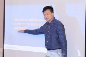 Tiến sĩ Tan Hong Ming, phụ trách Vận hành số Trường Kinh doanh, Đại học Quốc gia Singapore (NUS).