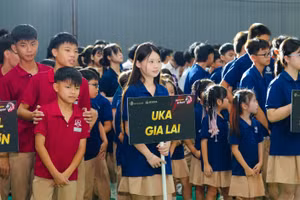 Sắc áo đa dạng của các đoàn vận động viên tạo nên không gian kết nối ấn tượng tại buổi lễ.
