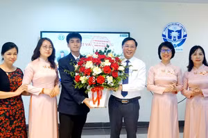 Thầy Tuấn nhận hoa tri ân từ em Nguyễn Nhật Minh, lớp 11 chuyên Lý, Trường THPT chuyên Khoa học Tự nhiên, Đại học Quốc gia Hà Nội giành Huy chương Vàng tại Olympic Vật lý quốc tế 2026. Ảnh NTCC.