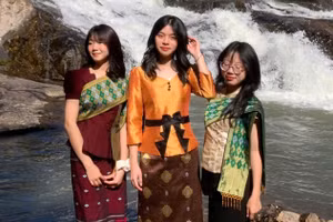 Khánh Linh ở giữa cùng bạn.