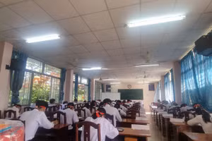 Học sinh tham gia khảo sát.