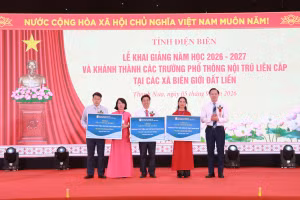 Thứ trưởng Bộ GD&ĐT Đoàn Trung Kiên (ngoài cùng bên phải) và ông Phạm Vĩnh Thái – Thành viên Hội đồng thành viên, Tổng Biên tập NXBGDVN trao biển tặng sách cho đại diện Ban Giám hiệu các trường Phổ thông nội trú Tiểu học và Trung học cơ sở.