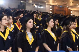 Học viên nhận bằng tốt nghiệp thạc sĩ.