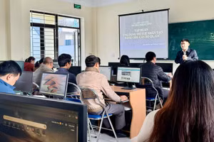 Giáo viên Trường Phổ thông DTNT THPT tỉnh Điện Biên tham gia tập huấn ứng dụng công nghệ số và trí tuệ nhân tạo (AI). Ảnh NTCC.