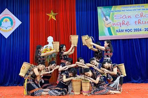 Học sinh biểu diễn các tiết mục văn nghệ truyền thống.