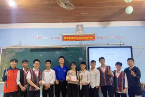 Cô Nguyên cùng học trò của mình.