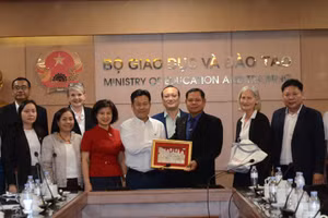 Thứ trưởng Bộ GD&ĐT Lê Quân chụp ảnh lưu niệm cùng Đoàn công tác của Bộ Giáo dục và Thể thao Lào. Ảnh NC.