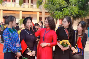 Cô Vương Xuân Thuận - Hiệu trưởng Trường THPT Dân tộc nội trú tỉnh Lạng Sơn cùng học trò trong ngày khai giảng.