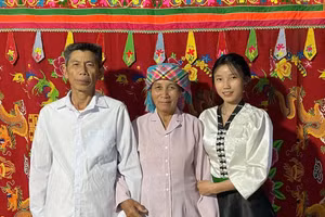 Điêu Thị Thu cùng ông bà.
