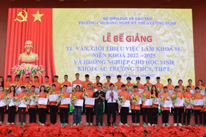 Quang cảnh buổi lễ bế giảng.