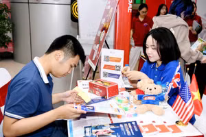 Học sinh tham gia ngày tư vấn tuyển sinh hướng nghiệp năm 2025 của Đại học Kinh tế Quốc dân.